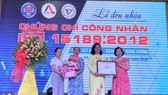 Đại diện AOSC trao chứng chỉ ISO 15189 cho Bệnh viện Hùng Vương