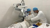 Ê kíp bác sĩ Bệnh viện Nguyễn Trãi đang thay giác mạc cho bệnh nhân