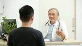 Bác sĩ Dương Duy Trang, Trưởng khoa Nội tim mạch - Tim mạch can thiệp, Bệnh viện Gia An 115 đang thăm khám, tư vấn cho người bệnh
