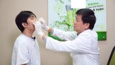 Bác sĩ Tú Dung đang thăm khám cho bệnh nhân