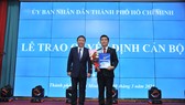 Phó Chủ tịch UBND TPHCM trao quyết định cho PGS-TS Nguyễn Thanh Hiệp