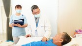 Bác sĩ Nguyễn Hữu Hậu đang thăm khám cho người bệnh