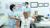 Nhân viên y tế Bệnh viện FV được tiêm vaccine Covid-19 trong sáng 12-4