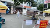 Bệnh viện quận Tân Phú bị phong tỏa. Ảnh: CAO THĂNG