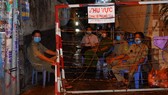 Lực lượng chức năng trực chốt phong tỏa các con hẻm liên thông tại phường 15, quận Bình Thạnh vào khuya 2-6
