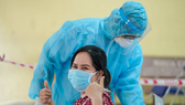 Nhân viên y tế lấy mẫu xét nghiệm cho công nhân Công ty Pouyuen Việt Nam