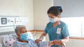 Nhân viên y tế Bệnh viện Đại học Y Dược TPHCM chăm sóc người bệnh