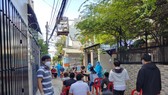 Nhân viên y tế lấy mẫu xét nghiệm cho người dân cư ngụ tại đường 210, khu phố 5, phường Tăng Nhơn Phú A, TP Thủ Đức