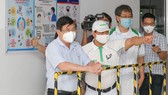 Chủ tịch UBND TPHCM Nguyễn Thành Phong kiểm tra công tác tiêm chủng vaccine Covid-19. Ảnh: HOÀNG HÙNG