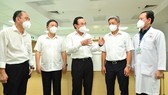 Bí thư Thành ủy TPHCM Nguyễn Văn Nên trao đổi cùng các đồng chí lãnh đạo Bộ Y tế, lãnh đạo UBND TPHCM, Sở Y tế, lãnh đạo Bệnh viện Hồi sức Covid-19 vào ngày 13-7. Ảnh: VIỆT DŨNG