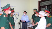 Bí thư Thành ủy TPHCM Nguyễn Văn Nên kiểm tra Trung tâm Điều trị bệnh nhân Covid-19 mức độ nặng và vừa tại Bệnh viện Quân y 175.  Ảnh: VĂN CHÍNH