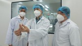Thứ trưởng Bộ Y tế Trần Văn Thuấn kiểm tra vaccine Nanocovax do Công ty cổ phần Công nghệ sinh học dược Nanogen sản xuất