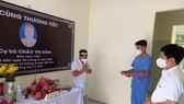 Ông Nguyễn Trọng Khoa, Phó Cục trưởng Cục quản lý khám chữa bệnh (Bộ Y tế) thay mặt đoàn kính viếng hương hồn bà Chảo Thị Dính 