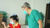 Thứ trưởng Bộ Y tế Nguyễn Trường Sơn kiểm tra, hướng dẫn người dân tự xét nghiệm