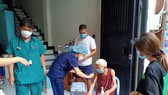 Nhân viên y tế TP Thủ Đức đến tận nhà tiêm vaccine cho người cao tuổi