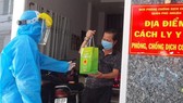 Trao túi thuốc đến tận tay F0 đang điều trị tại nhà ở quận Phú Nhuận