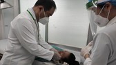 Các bác sĩ đang tiến hành tiểu phẫu cho bệnh nhân