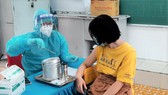 Nhân viên y tế tiêm vaccine Covid-19 cho người dân