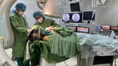 Các bác sĩ đang tiến hành kỹ thuật tạo nhịp tim từ bó his trái cho bệnh nhân
