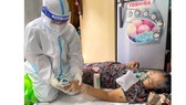 Nhân viên y tế phường Nguyễn Cư Trinh (quận 1) đến tận nhà cấp cứu bệnh nhân khó thở. Ảnh: HOÀNG HÙNG