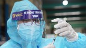 Nhân viên y tế chuẩn bị tiêm vaccine cho người dân