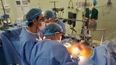 Các bác sĩ đang phẫu thuật cho bệnh nhân
