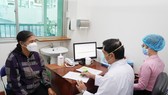 Bác sĩ đang thăm khám cho bệnh nhân