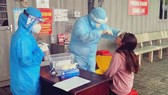 Nhân viên y tế lấy mẫu xét nghiệm cho người dân