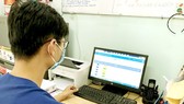 Nhân viên y tế phường An Phú Đông, quận 12 kiểm tra khai báo y tế của người dân