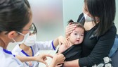 Nhân viên VNVC đang tiêm vaccine cho trẻ