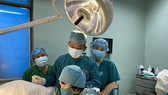 Các bác sĩ đang phẫu thuật cho bệnh nhân