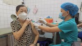 Người trên 50 tuổi được tiêm vaccine phòng Covid-19 nhắc lại lần 2 (mũi 4) tại Trạm y tế phường 4, quận Gò Vấp