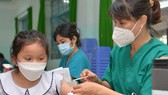 Trẻ em tiêm vaccine phòng Covid-19 tại điểm tiêm trường Tiểu học Hoàng Minh Đạo. Ảnh: CAO THĂNG 