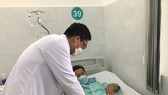 Bác sĩ thăm khám cho bệnh nhân sau phẫu thuật