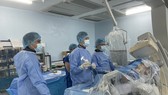 Các bác sĩ Bệnh viện huyện Bình Chánh thực hiện kỹ thuật can thiệp tim mạch cho bệnh nhân dưới sự hỗ trợ của Viện tim TPHCM