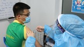 Nhân viên y tế tiêm vaccine cho trẻ em