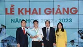 Lãnh đạo Trường Đại học Y khoa Phạm Ngọc Thạch chúc mừng thí sinh là thủ khoa
