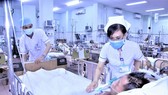 Điều dưỡng Bệnh viện Phạm Ngọc Thạch đang chăm sóc cho bệnh nhân
