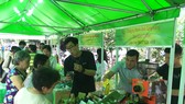 Người dân mua sắm tại chợ phiên