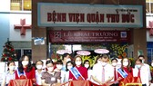 Ông Nguyễn Đình Huấn – Giám đốc Agribank CN Bình Thạnh và bà Nguyễn Lan Anh – Phó Giám đốc Bệnh viện TP Thủ Đức cắt băng khai trương các dịch vụ thanh toán không dùng tiền mặt