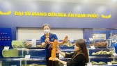 Tôm hùm chủ yếu có màu xanh lam, nhưng con tôm hùm màu vàng cam rất cực hiếm