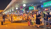 Hành khách chờ đón taxi tại Nhà ga sân bay Tân Sơn Nhất. Ảnh: THANH HẢI