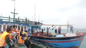 Đưa tàu cá và 12 ngư dân bị nạn về đảo Lý Sơn