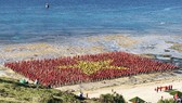 3.000 người xếp lá cờ Tổ quốc đảo Lý Sơn