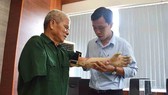 Cánh tay robot do sinh viên Trường Đại học Phạm Văn Đồng chế tạo trao tặng cho thương binh ở Quảng Ngãi