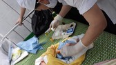 Quảng Ngãi: Bé sơ sinh bị bỏ trên xe người đi đường