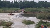 Quảng Ngãi:  Nước chảy xiết, đò ngang lật giữa dòng, 5 người thoát nạn