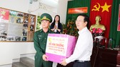 Trưởng ban Tuyên giáo Trung ương Võ Văn Thưởng thăm và chúc tết các chiến sĩ biên phòng ở Quảng Ngãi