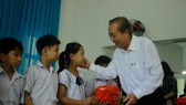 Phó Thủ tướng Trương Hòa Bình thăm Trung tâm Nuôi dạy trẻ khuyết tật Võ Hồng Sơn và dâng hương Địa đạo Hiệp Phổ Nam