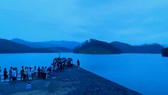 Quảng Ngãi: Chơi gần hồ nước, 2 người trượt chân đuối nước tử vong